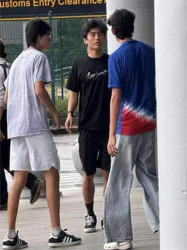 网友迪拜偶遇谢霆锋 父子同框帅气十足